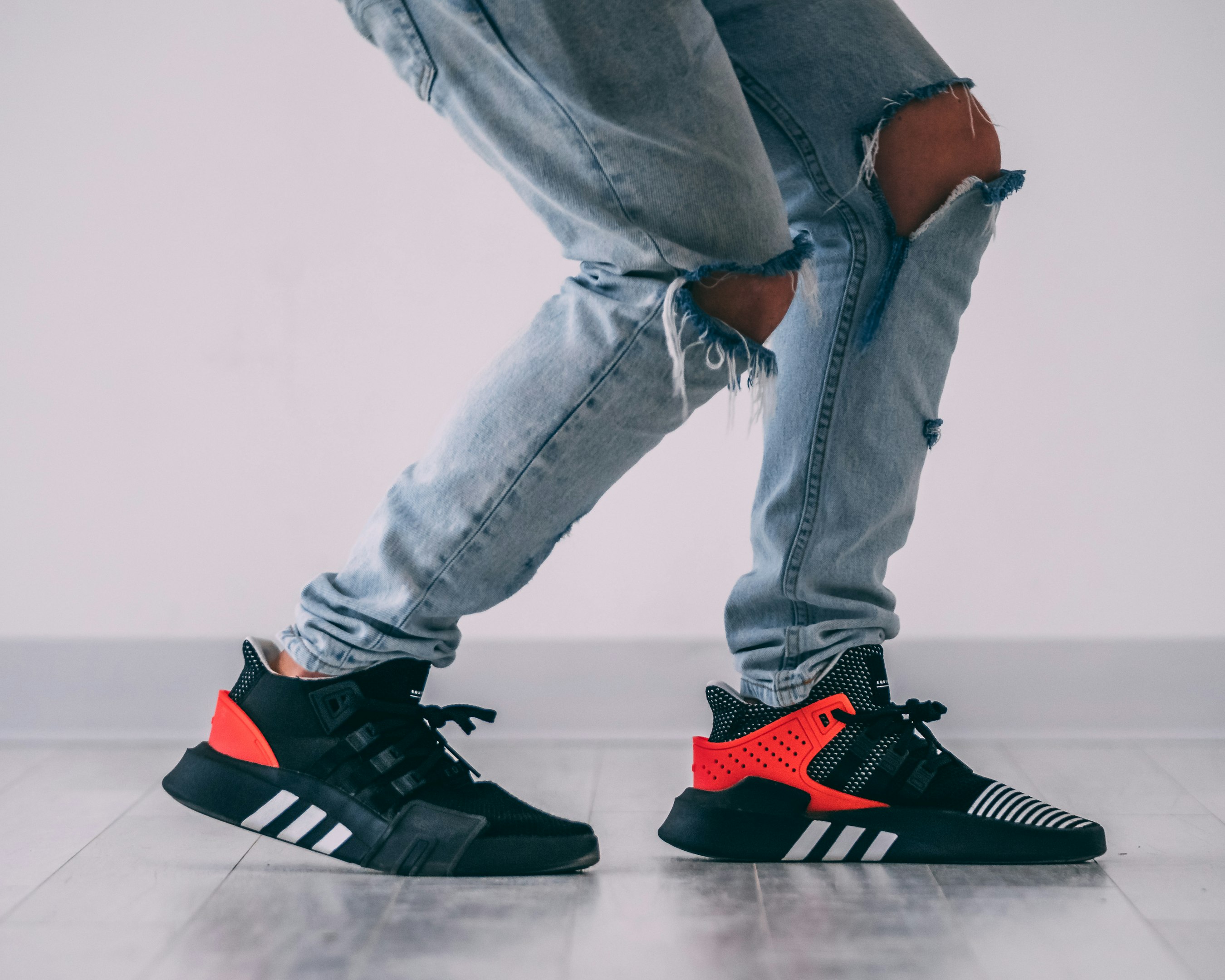 zapatillas de deporte bajas rojas y negras