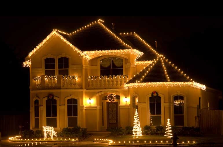 https://0201.nccdn.net/1_2/000/000/100/88b/clear-icicle-lights-on-house-roof-overlay-771x510.jpg