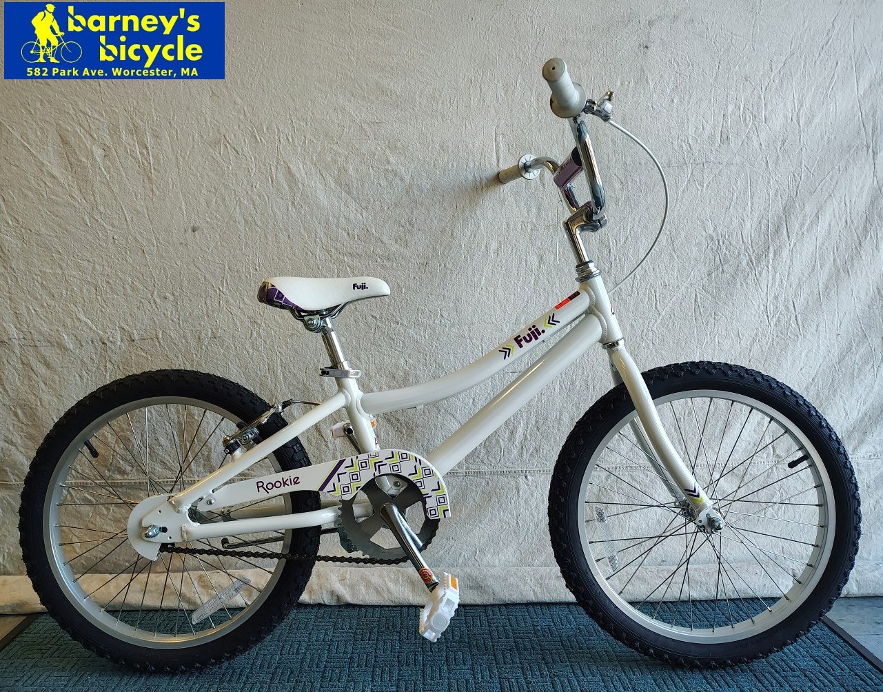 Fuji Rookie 20
Wheel Size: 20"/ Ages 6-9/ 1 Speed / Pedal Brake + Hand Brake
Price: $249.00 (Like New)