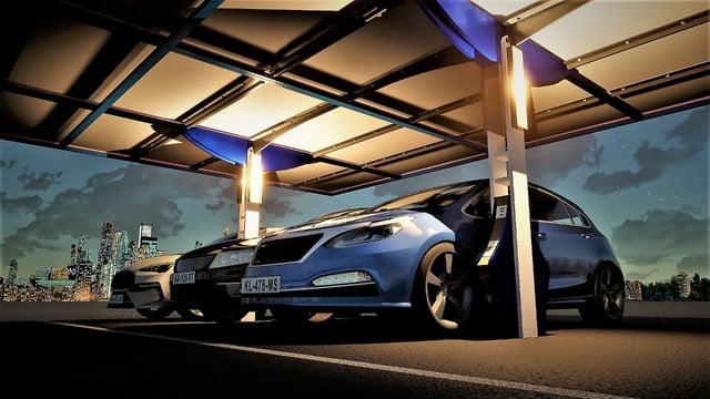 Coches aparcados bajo techo iluminado en estacionamiento nocturno, ciudad al fondo