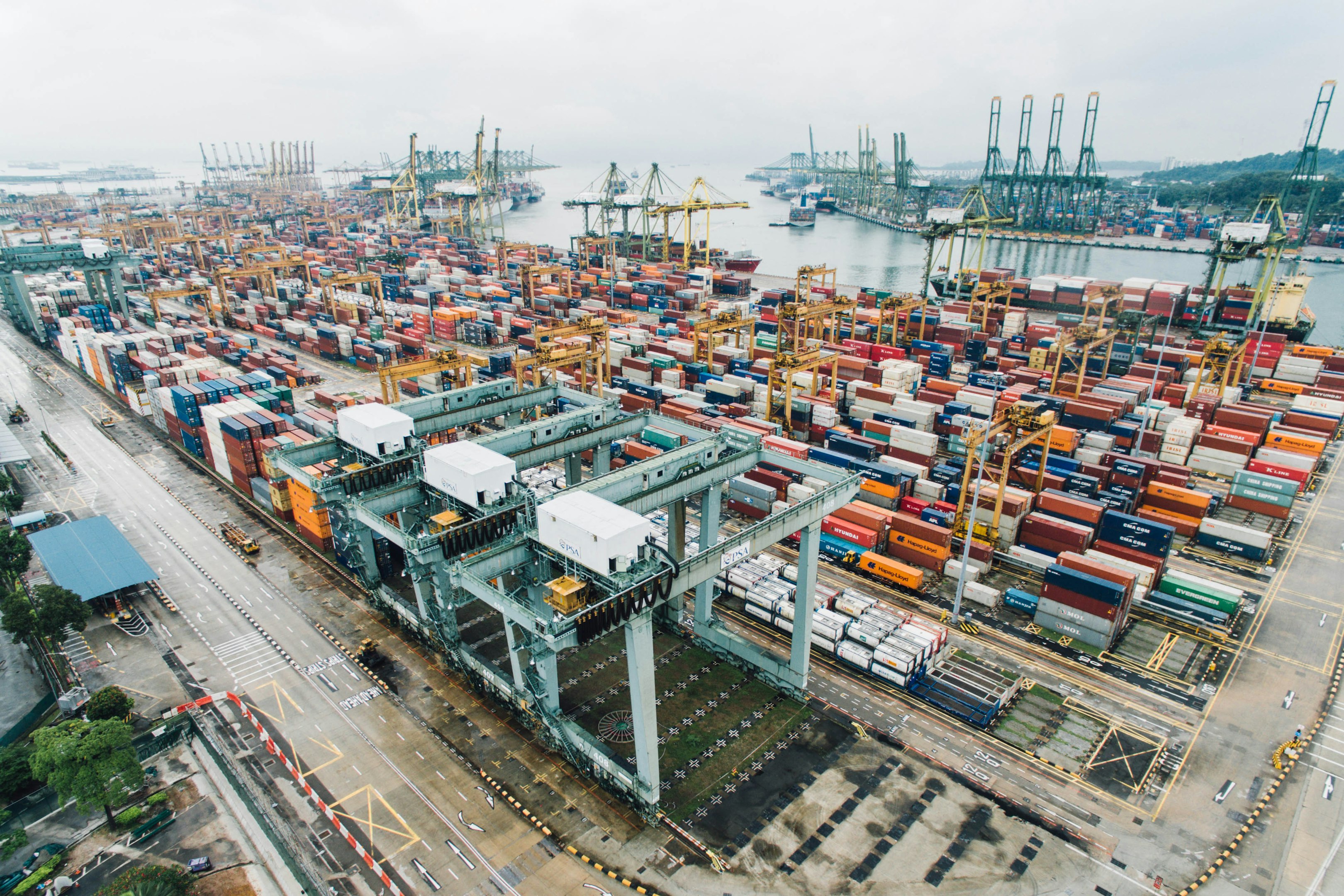 contenedores intermodales en muelle
