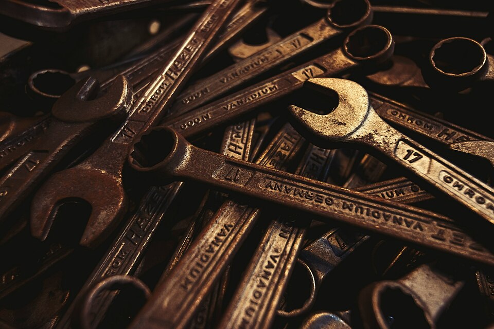 Llaves inglesas de metal amontonadas, numeradas con el tamaño 17. Llaves inglesas de metal amontonadas, numeradas con el tamaño 17.