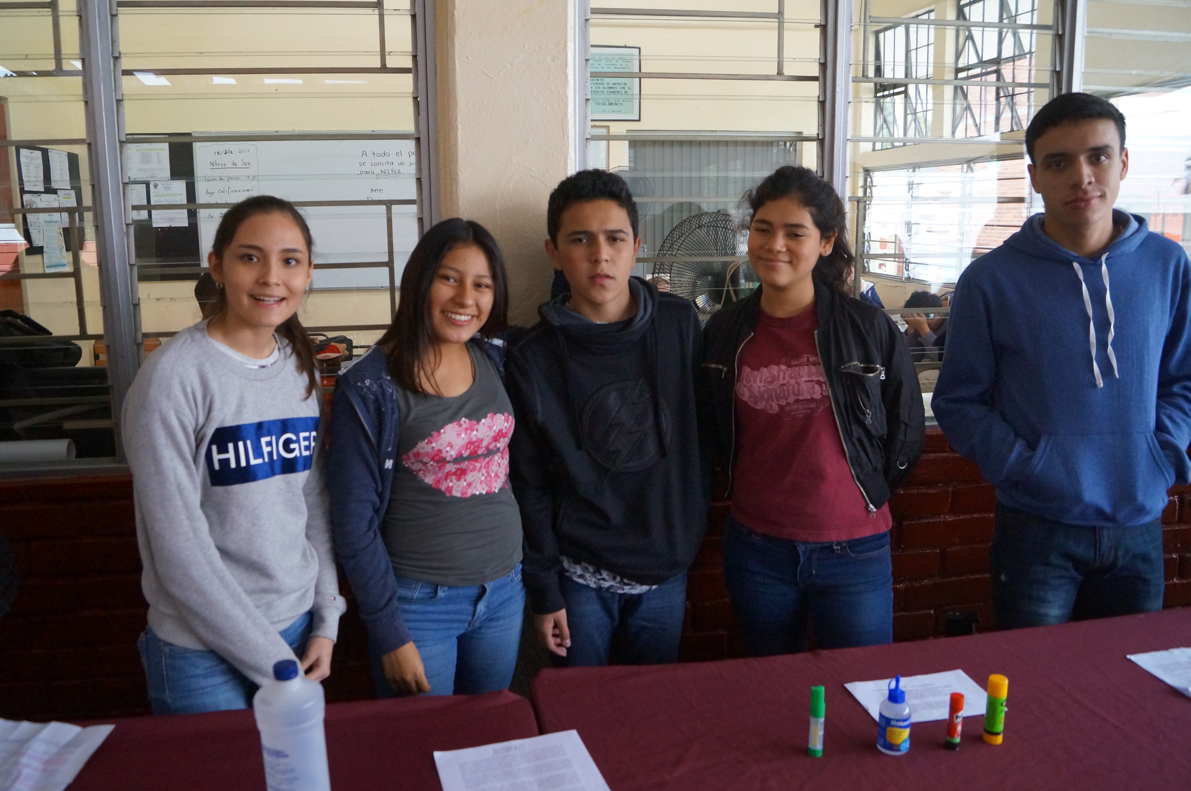 ALUMNOS DE BACHILLERATO EXPONIENDO SOBRE EL USO DE LAS PLANTAS EN LA INDUSTRIA
