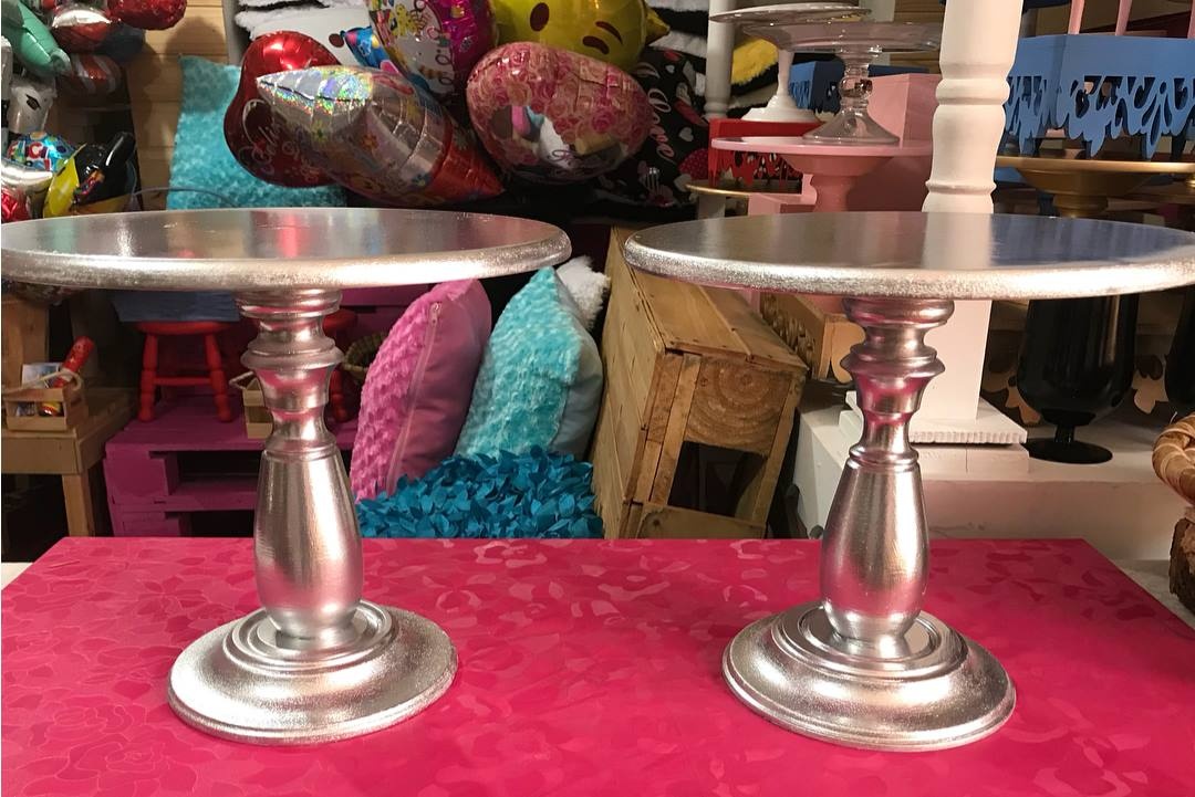 Bases Redondas para Postres Altas 
Color Plateado 
Medidas : 30cm de Altura 
$ 20.000
precio unitario