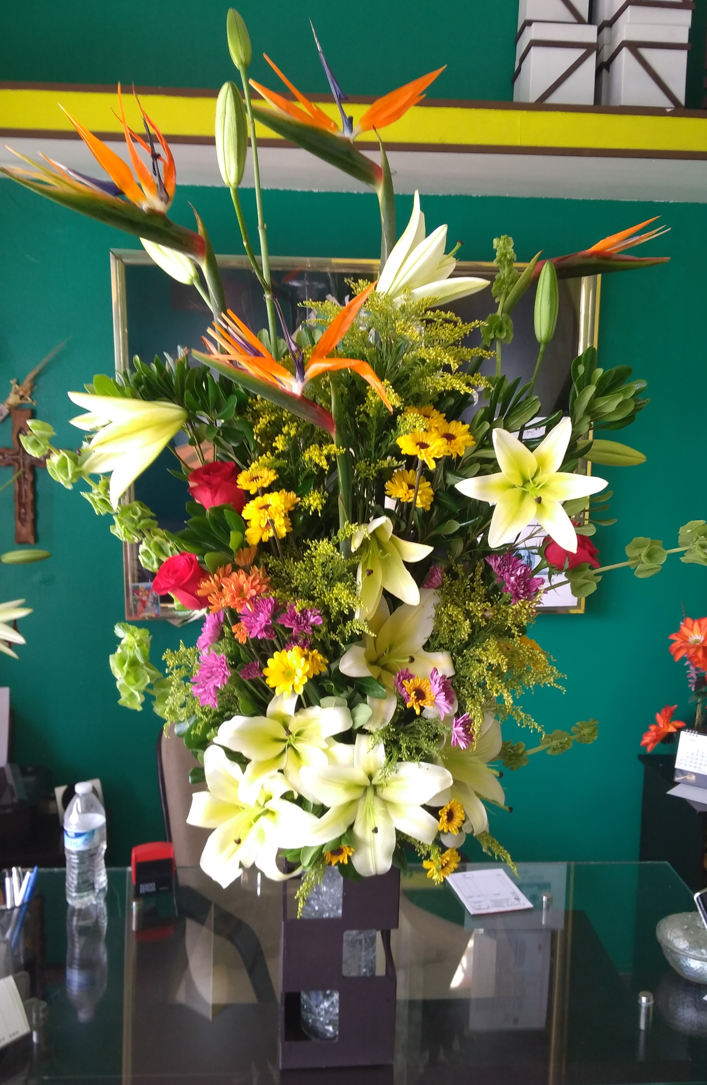 Arreglo A38 con lilies,avez de paraiso.
$1000