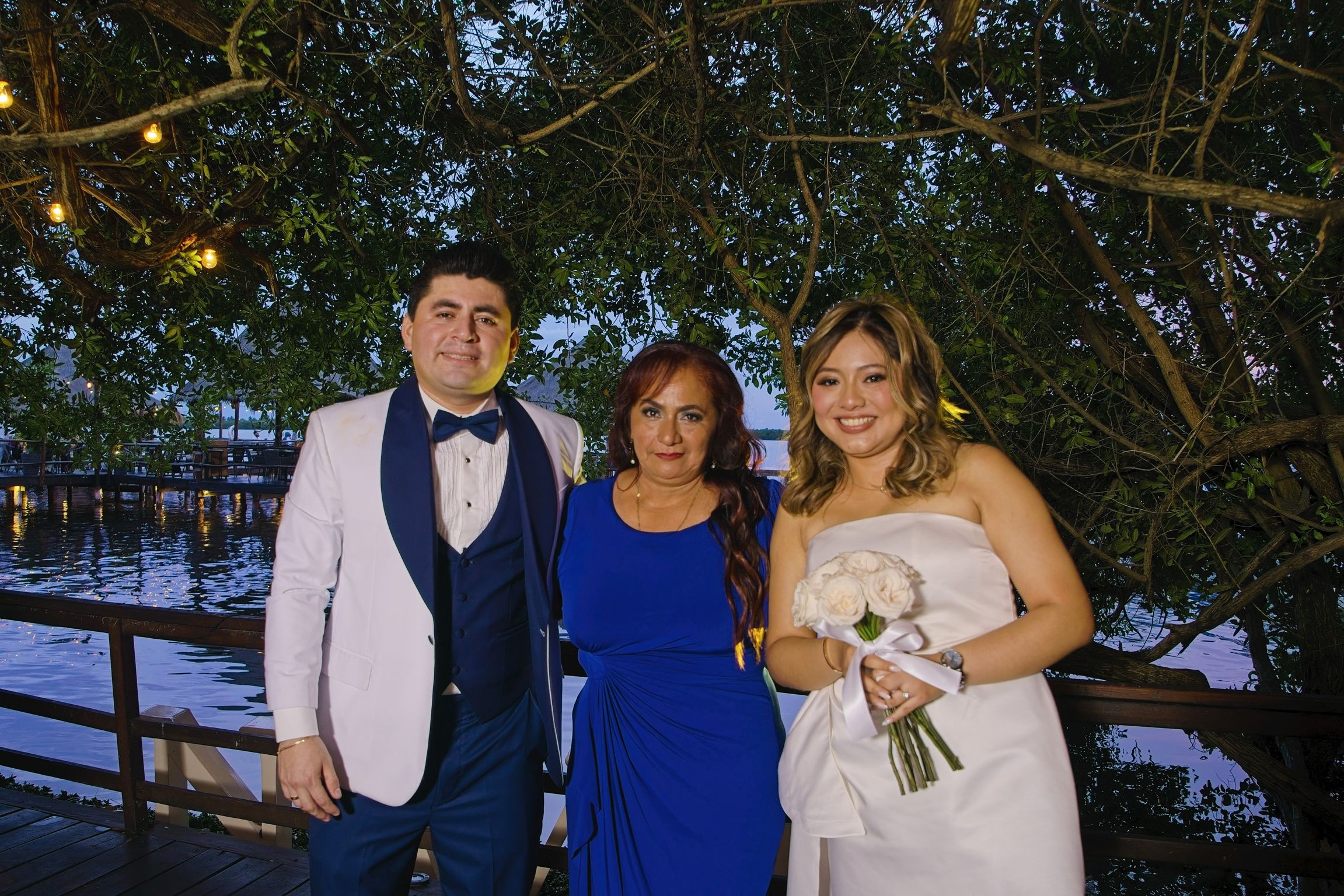 https://0201.nccdn.net/1_2/000/000/102/1ed/luxartifices-wedding-navios-cancun-bride-and-groom-sunset028.jpg