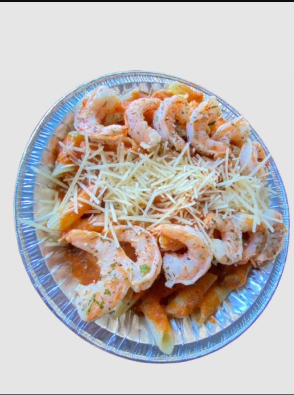 Plato de camarones asados con rodajas de lima y hierbas frescas, rodeado de ingredientes naturales como tomates y limón en el fondo. Plato de camarones asados con rodajas de lima y hierbas frescas, rodeado de ingredientes naturales como tomates y limón en el fondo.