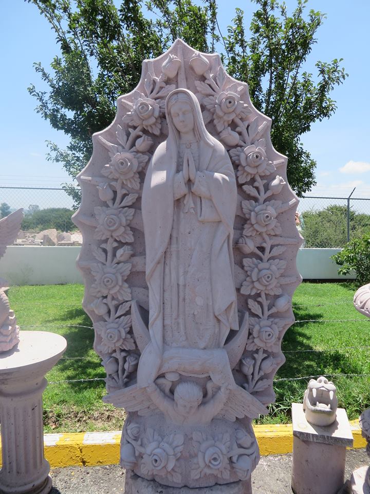 Virgen de Guadalupe con rosas