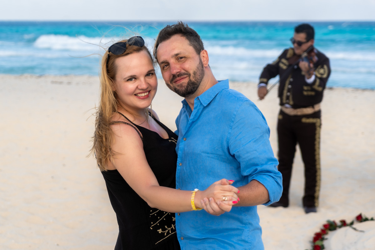 https://0201.nccdn.net/1_2/000/000/102/5b6/mariachi-surprise-playa-delfines-cancun-couple-session-lux-artif.jpg