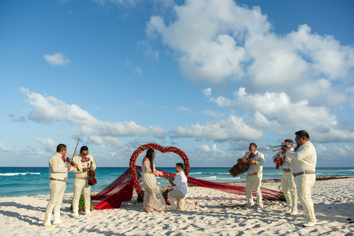 https://0201.nccdn.net/1_2/000/000/102/68a/romantic-mariachi-proposal-in-cancu%CC%81n066.jpg