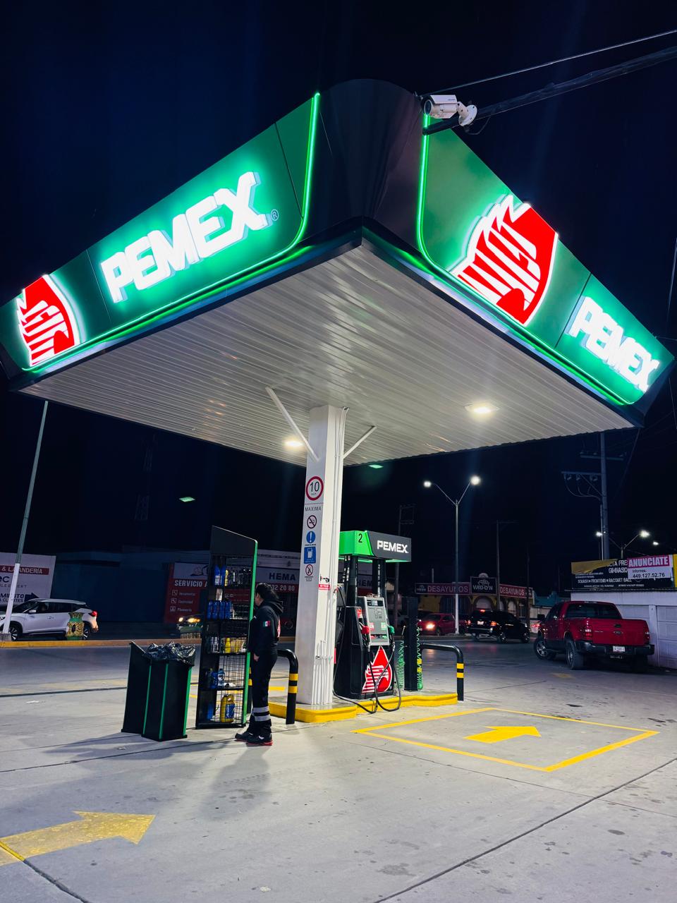 una estación de gasolina que ha sido destrozada