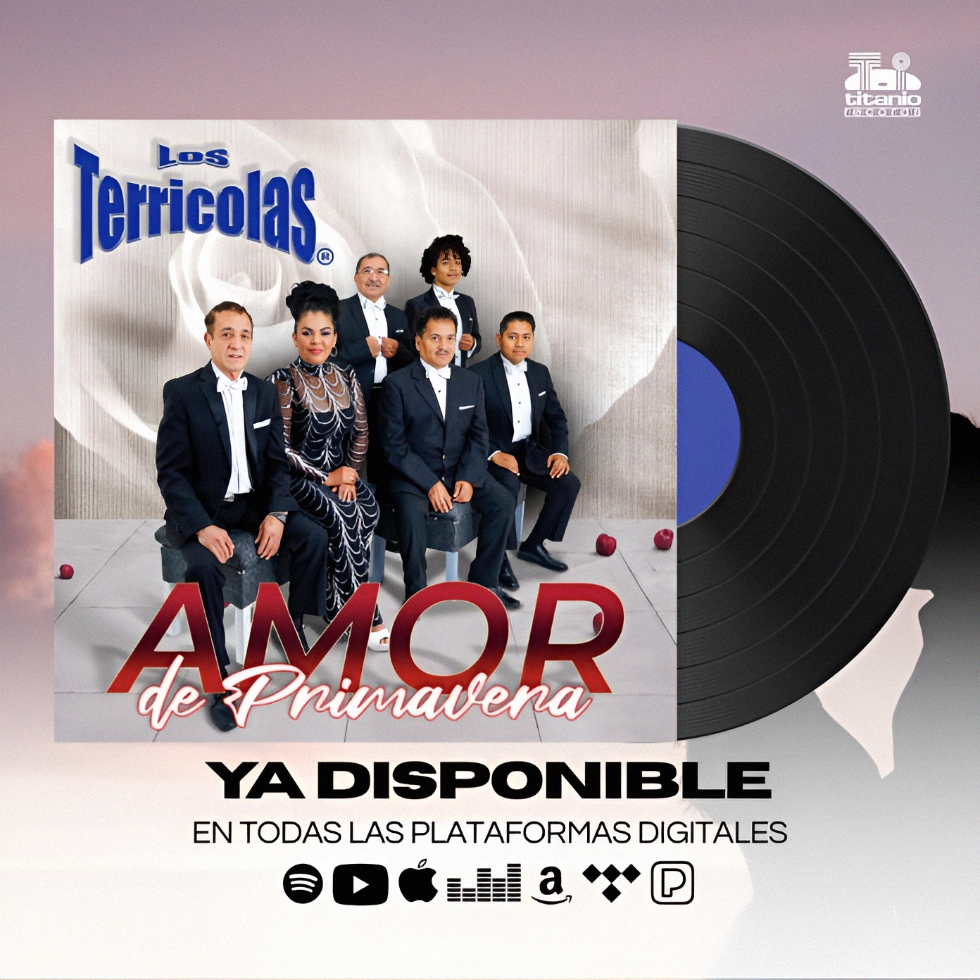 Grupo musical ejecutando una actuación en un escenario interior con instrumentos como teclado, guitarra y batería, mientras un hombre y una mujer cantan.