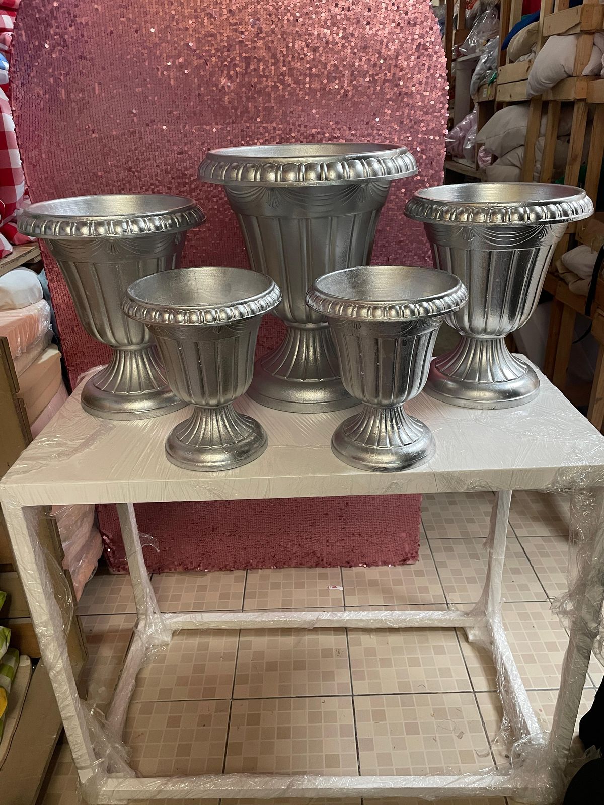 Florero Imperial # 1 Plateado
Medidas 29 cm de Altura 
22 cm de Diámetro 
$ 20.000 
Florero Imperial # 2 Plateado
30 Diametro-40cm Alto
$ 25.000 