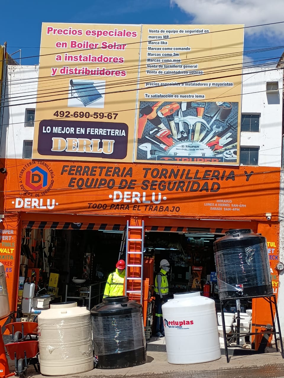 una tienda llena de muchas estanterías llenas de artículos
