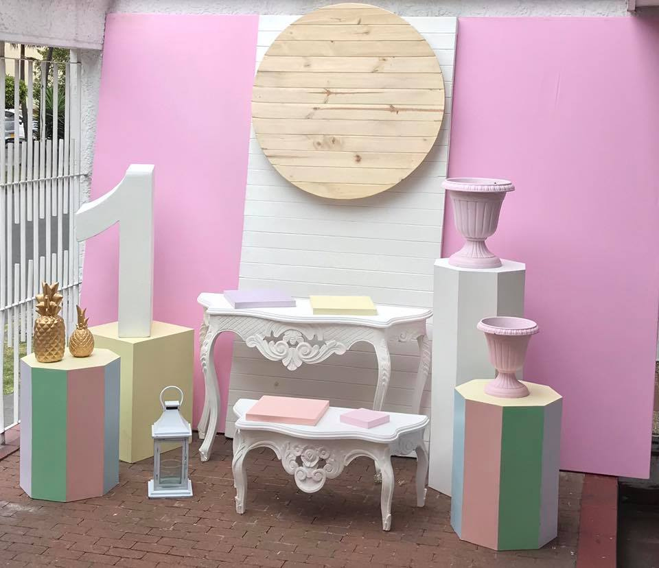 Altura 2.20m x 1.04m
Tapizado rosado
$ 60.000
Madera Blancas $ 50.000
Circulo Efecto 3D Enchapado 1m de diámetro $30.000