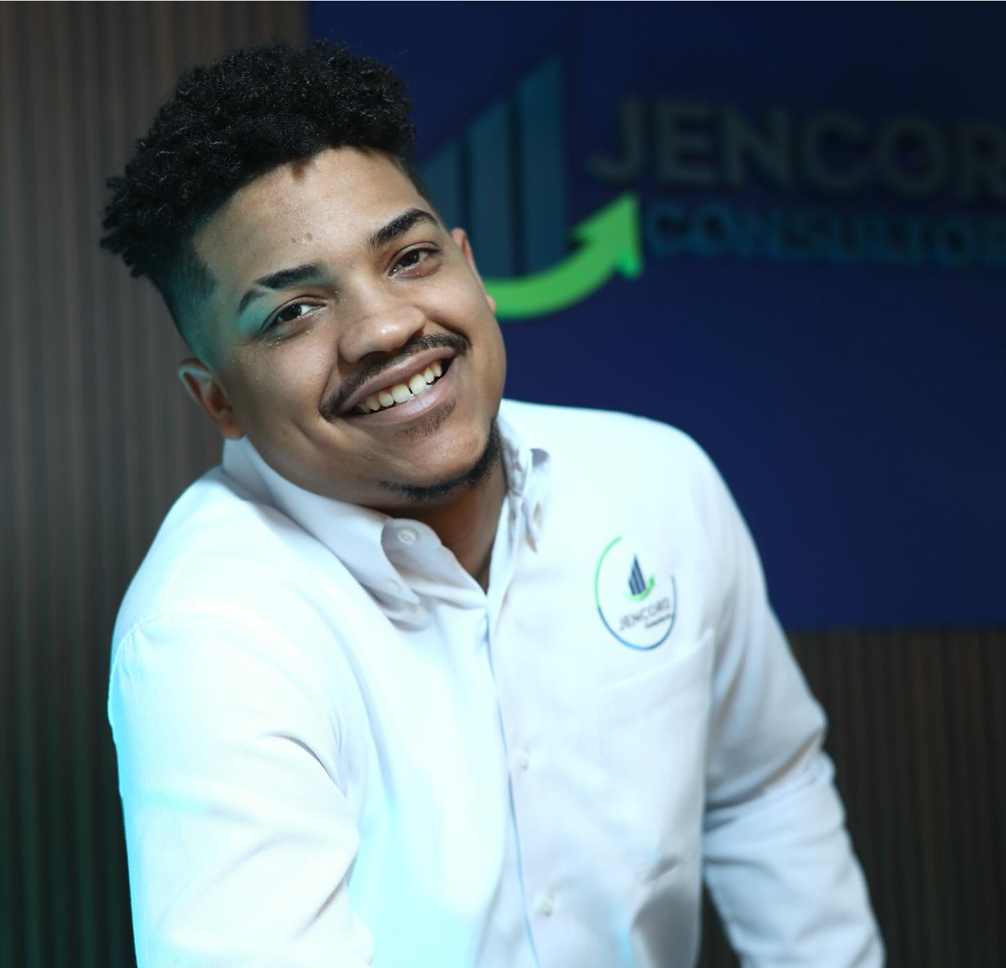 Grupo de personas en entorno de oficina moderna, colaborando alrededor de una mesa con documentos y laptop. Grupo de personas en entorno de oficina moderna, colaborando alrededor de una mesa con documentos y laptop.