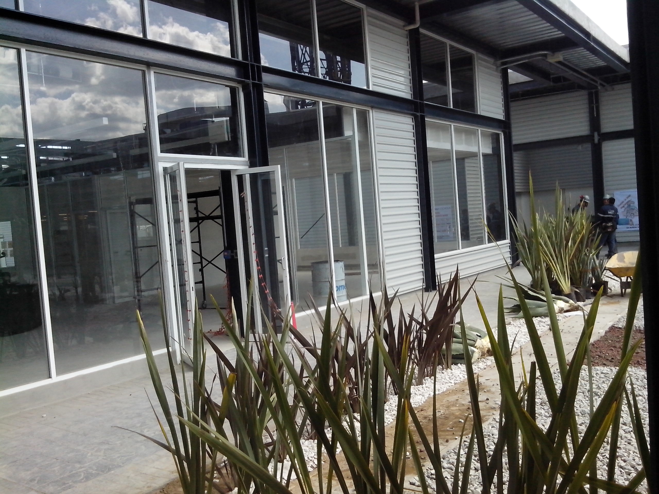 Cancelería y puerta de acceso en Gerdau Corsa.