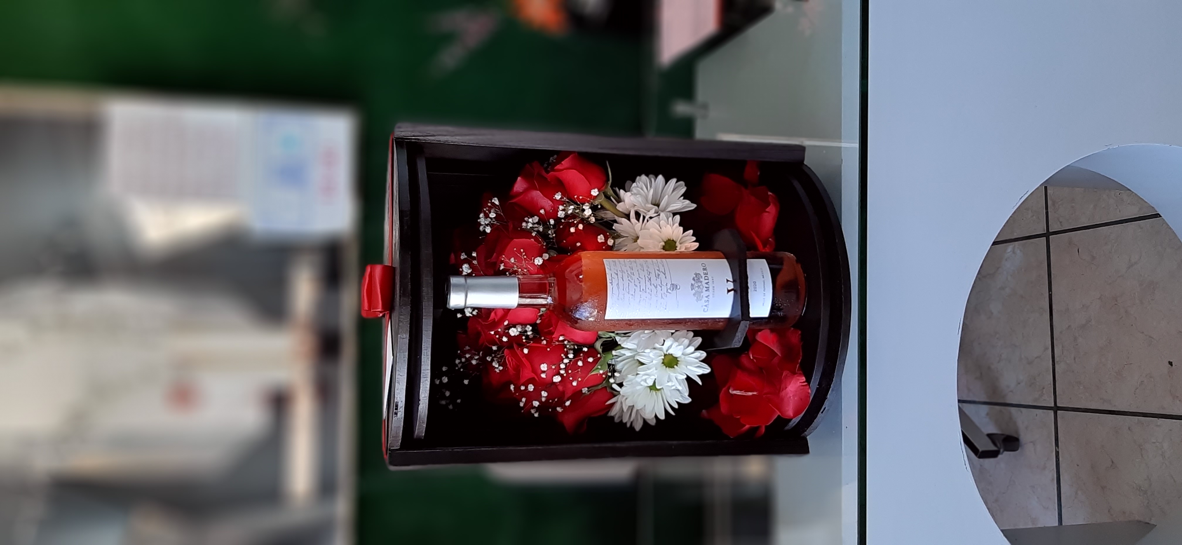Barril con 24 rosas y botella de vino $1500