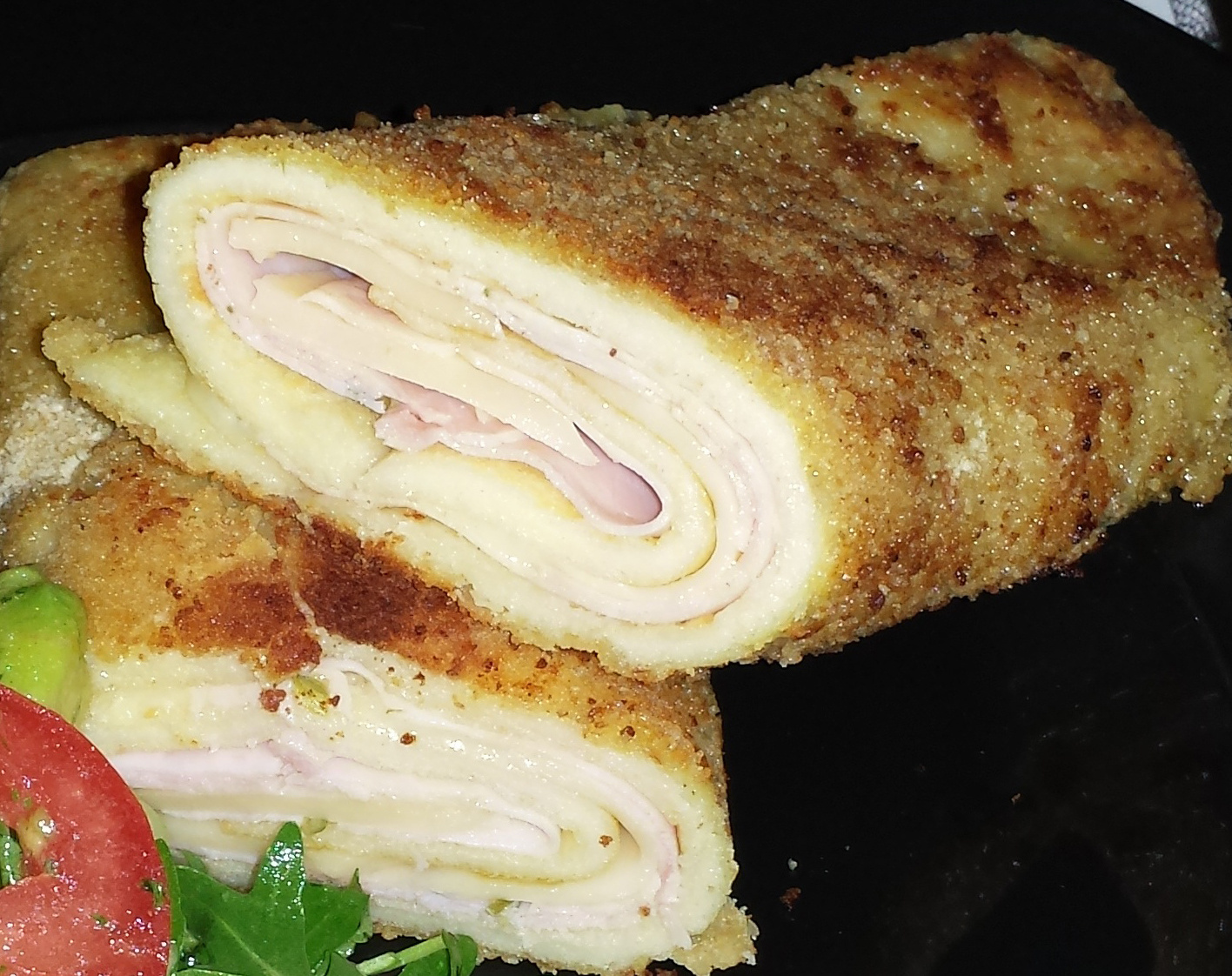 Delicioso Burrito envuelto en una suave tortilla de trigo con american cheese, queso danes, tomate, lechuga, aji, aderezado con catchup, mayonesa y salsa de la casa