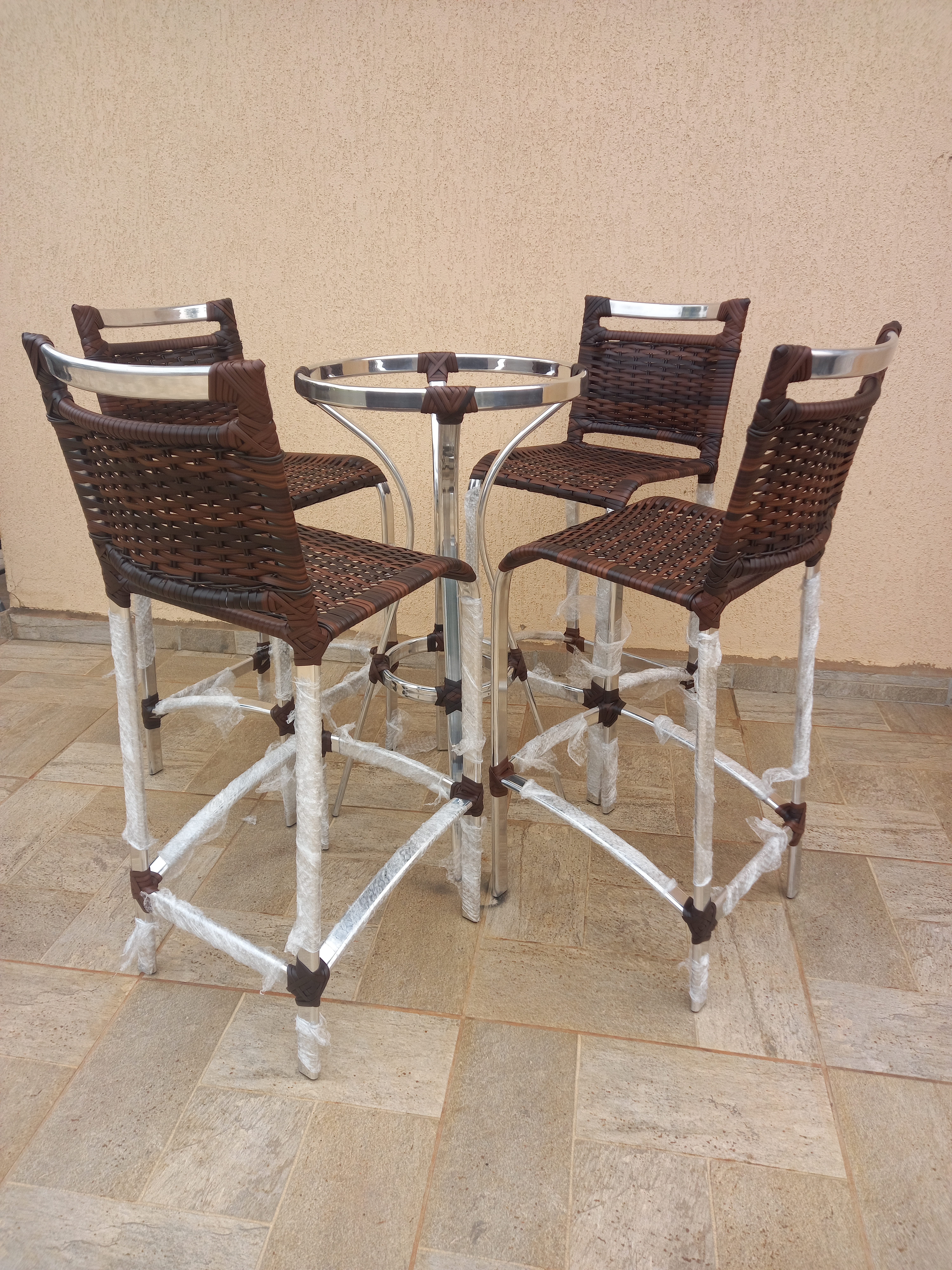 Espaço externo elegante com banqquetas e bistrô