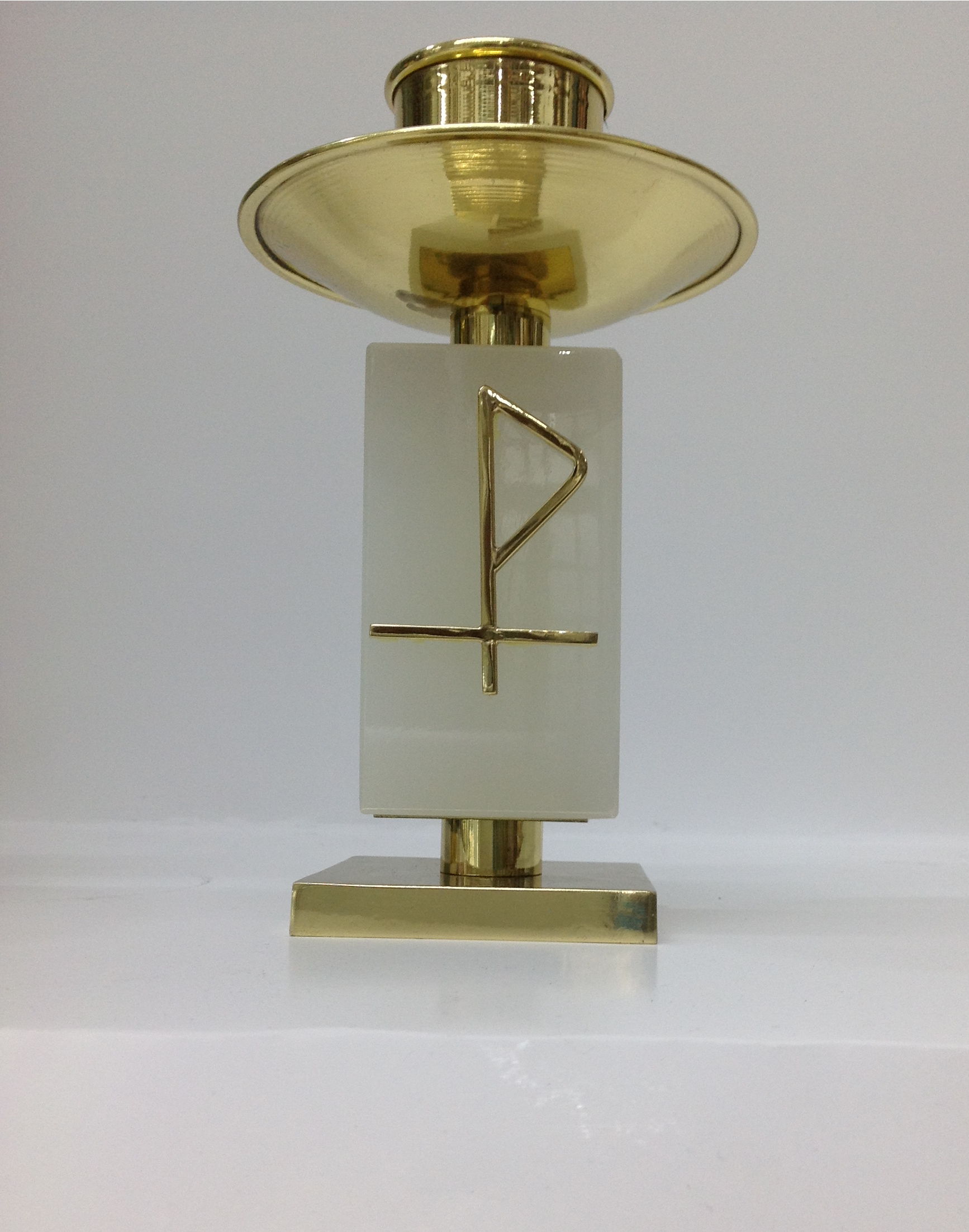 CANDELERO DE BASE DE ONIX Y LATÓN DE 2" Y DE 1 1/2"

preguntar por existencias.