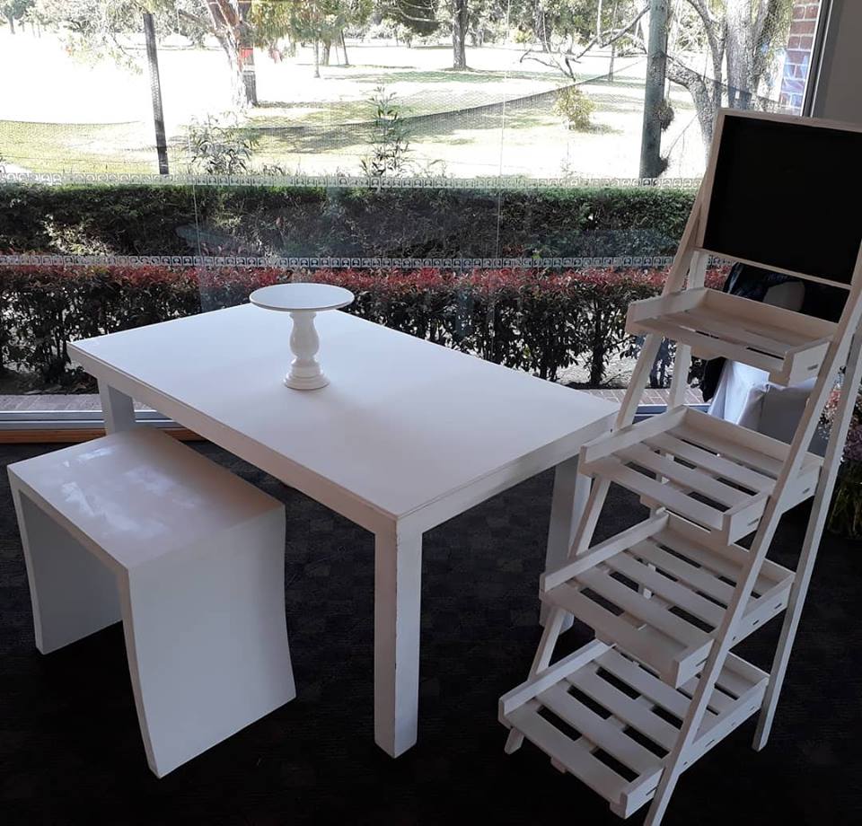 Escalera lineal 4 peldaños 
Color blanco
Alquiler $ 60.000