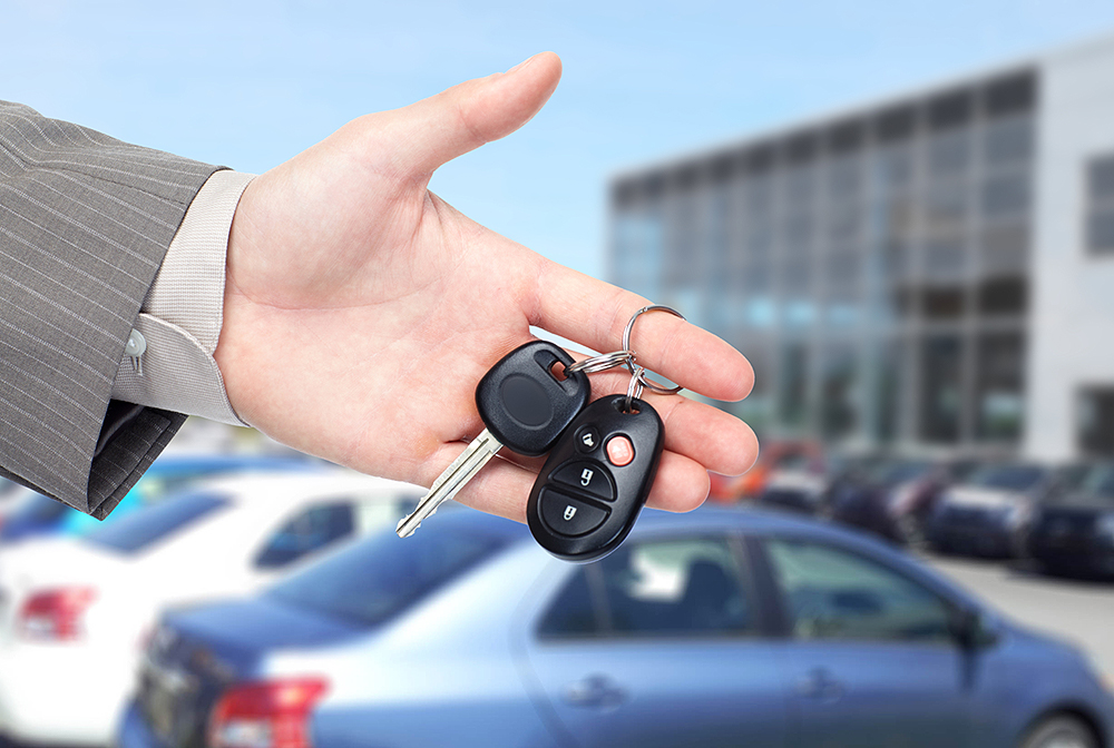 Hand with keys from a car||||