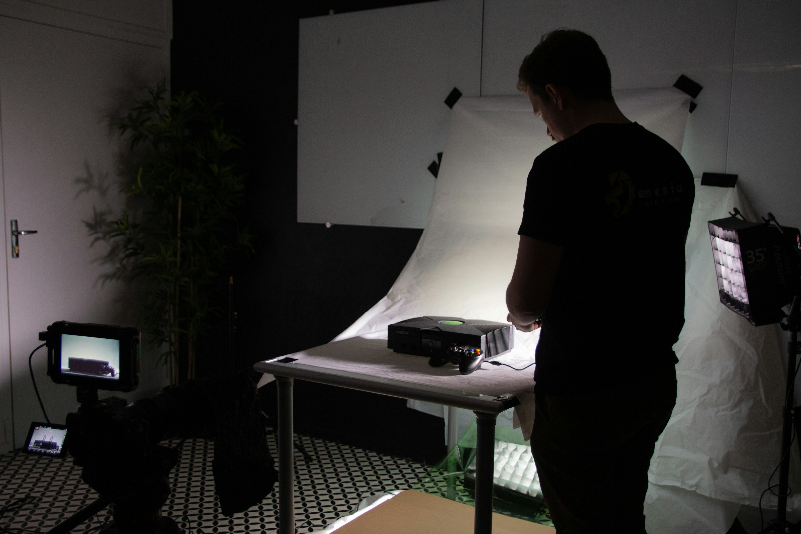 un hombre de pie frente a un escritorio con una computadora encima