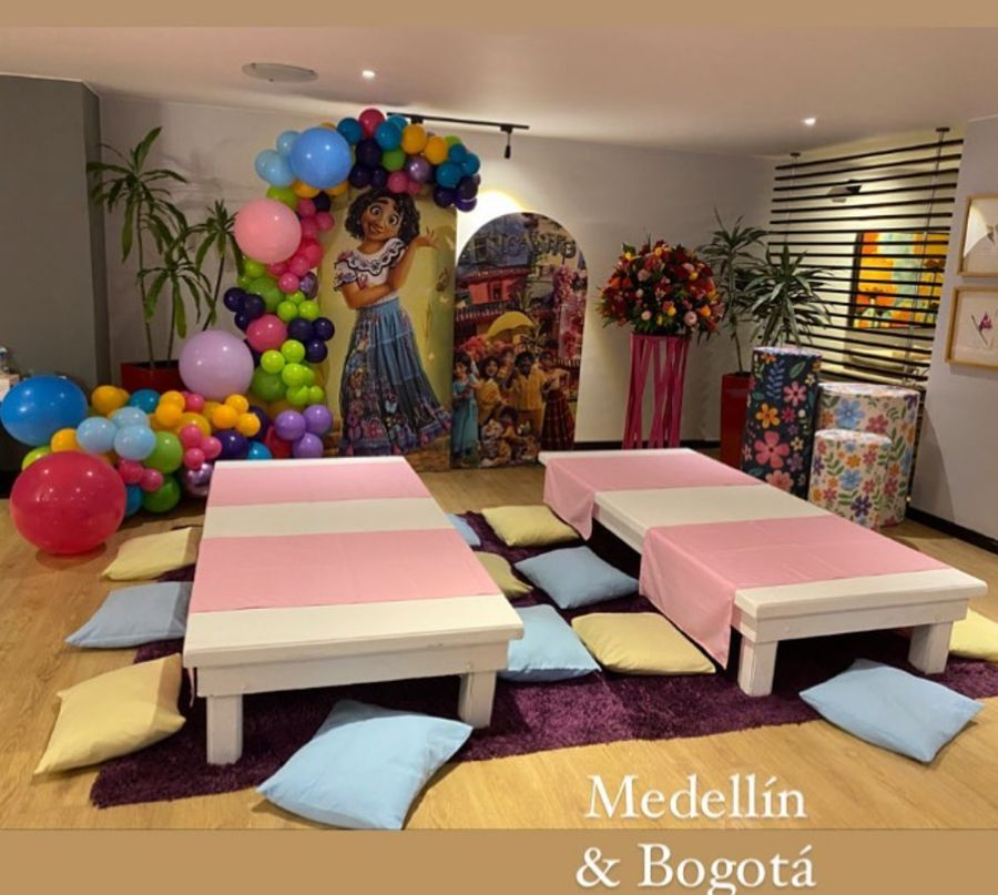 1Mesa Rectangular color Blanco
10 cojines + tapete+
Camino de Mesa
2.20m x 1.04cm
Alquiler $ 160.000