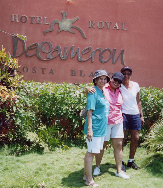Esta es la entrada del Hotel donde pasaban esos momentos tan lindos. Detrás de esta foto escribiste: "La señora del sueter celeste es una amiga de Elvia y Elvira. Y en la foto estamos Livia, yo y Elvia. 27/31/04".