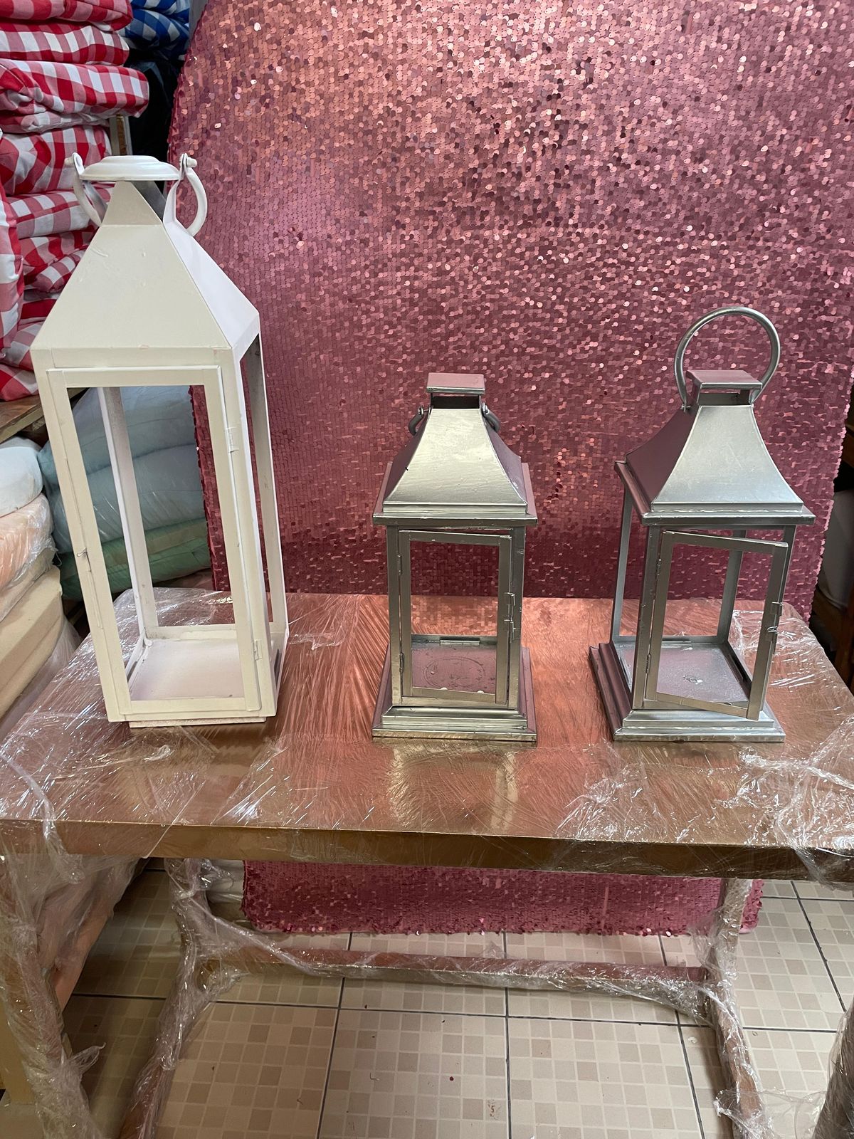 Farol de metal 
Medidas 41 cm de Altura X 
20cm de Ancho 
 $25.000
Farol blanco
 Alto 
Medidas 59cm de Altura x
 21cm de Ancho  
$ 40.000