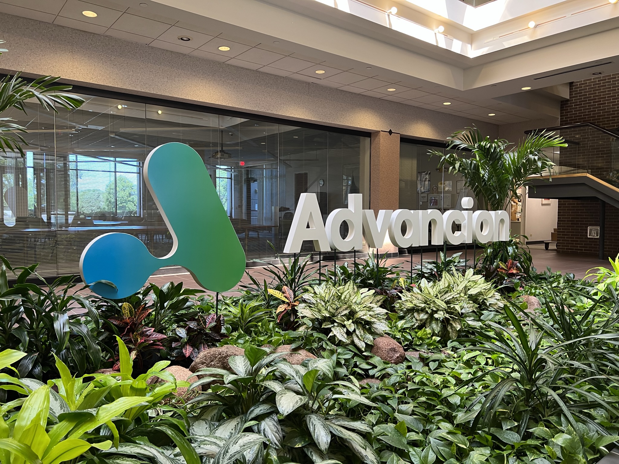 Dimensional letters & logo reading Advancion