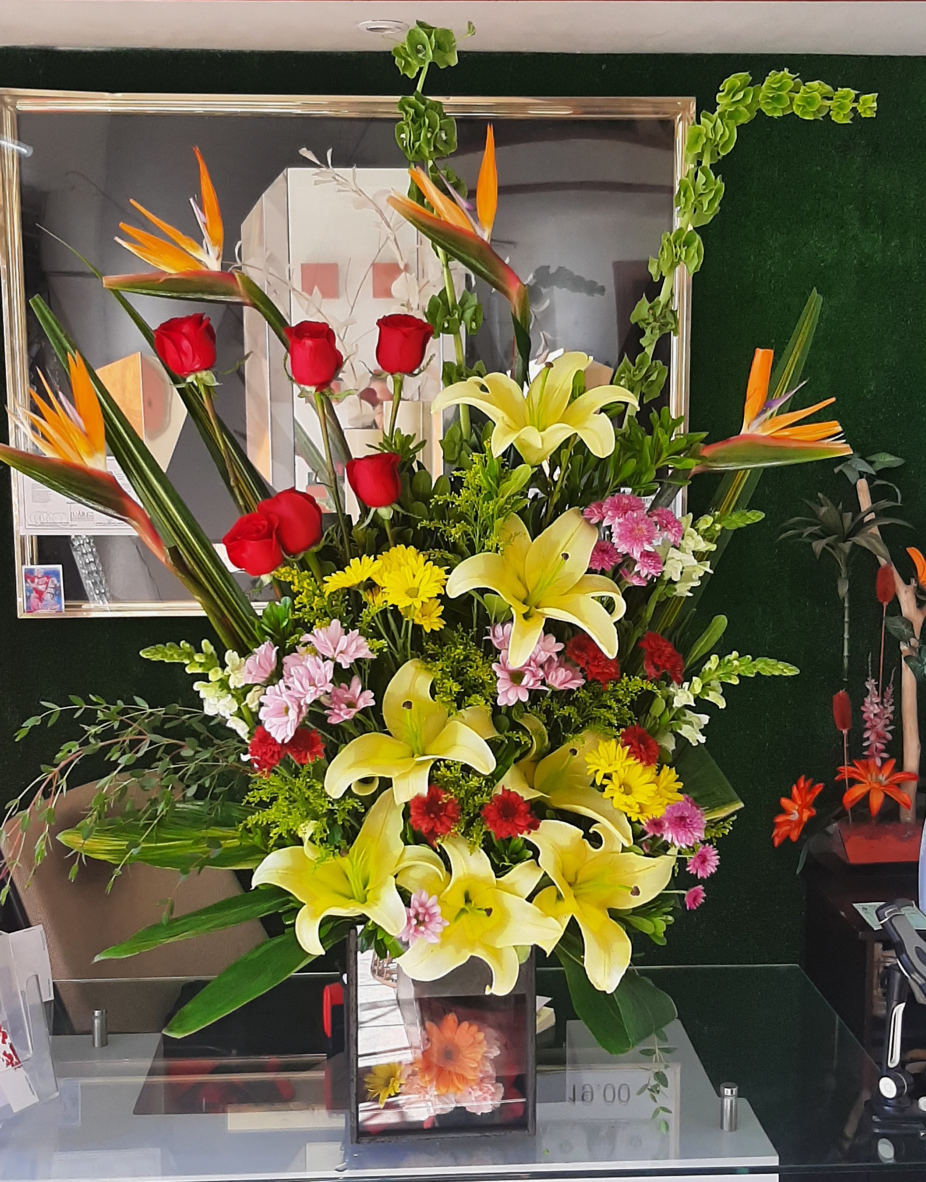 A49 con concador, rosas, ave de paraiso. $1300