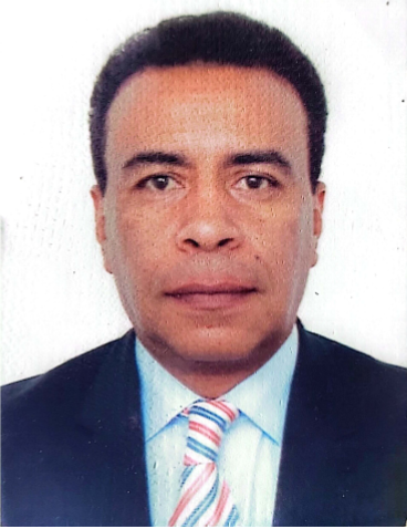 mujer mirando a la cámara vistiendo camisa negra