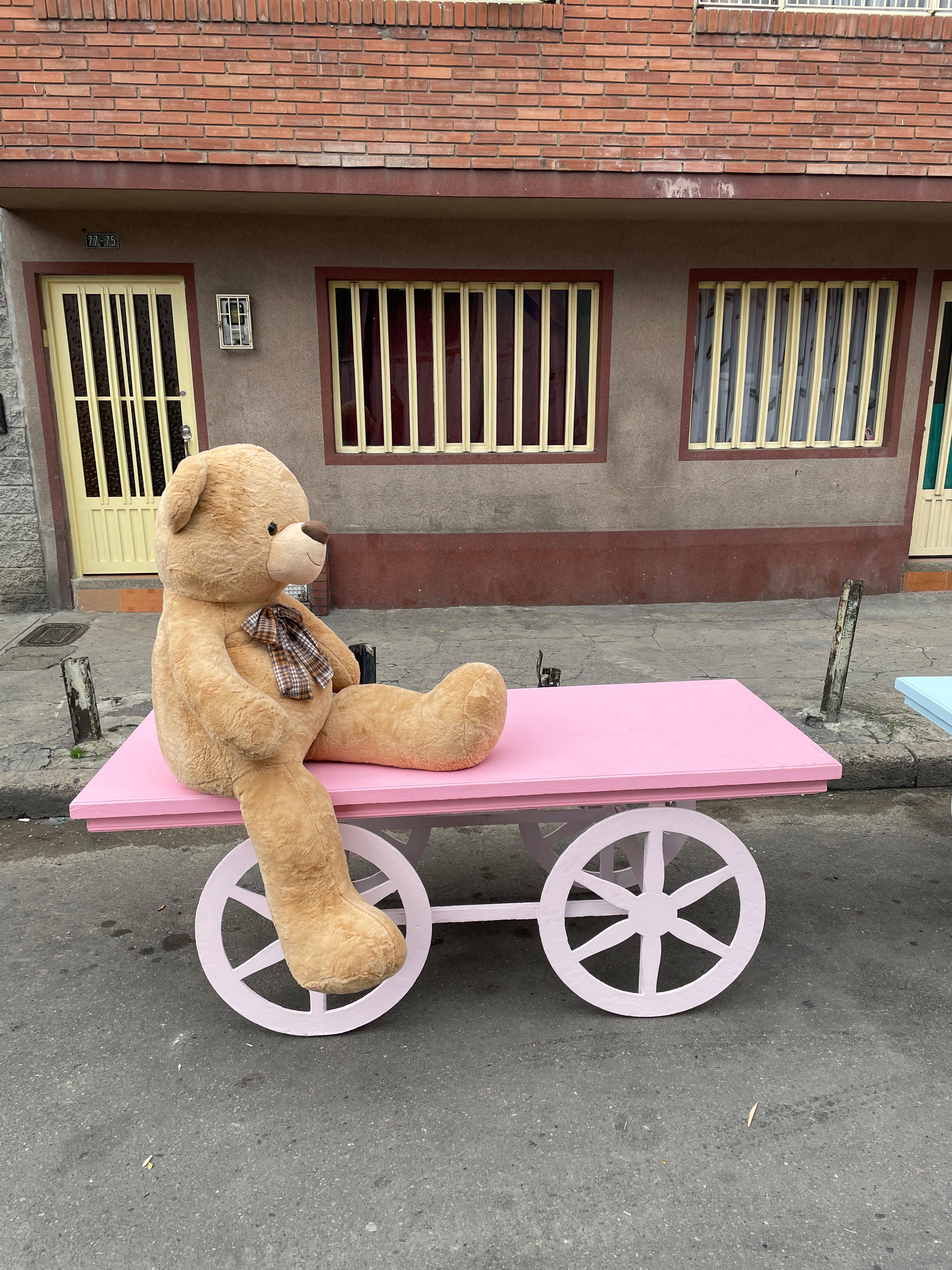 Carreta Sin Techo Rosada
$ 130.000
Medidas:
Altura 80cm
Largo 2.20m
Profundidad 92cm
OSO PELUCHE ALQUILER 110.000