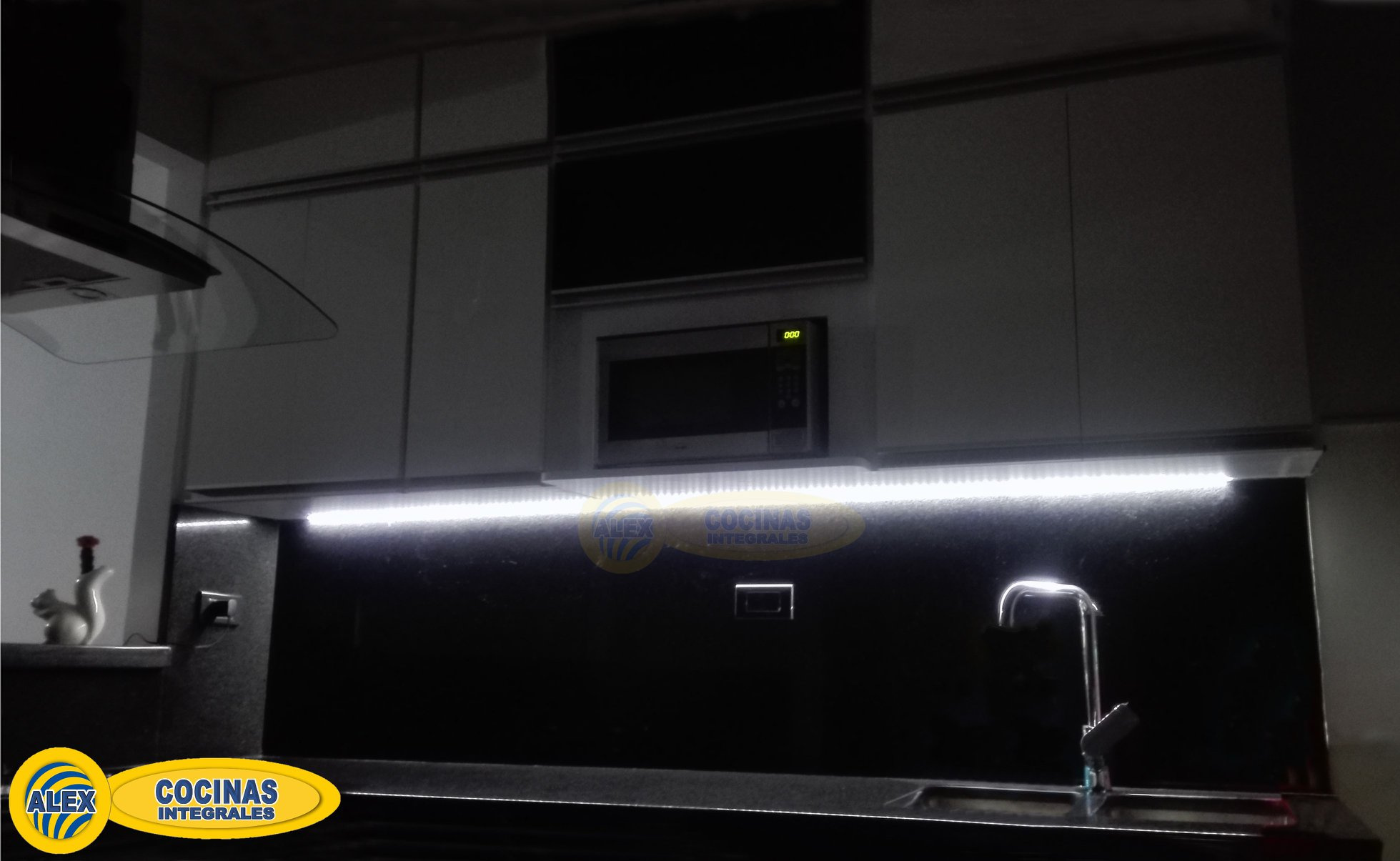 Cocina en L en colores Blanco y Negro Alto Brillo con manija perfil aluminio