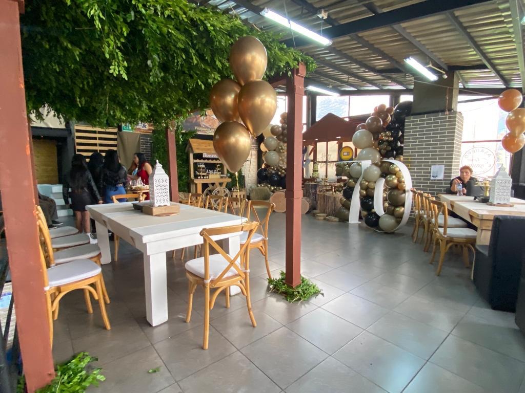 Pergola 4 Columnas Color Cafe + Techo 
de follaje natural en Caida + Patas decoradas
Medidas : 3.20m de largo
2.20 de Alto
Alquiler $720.000 