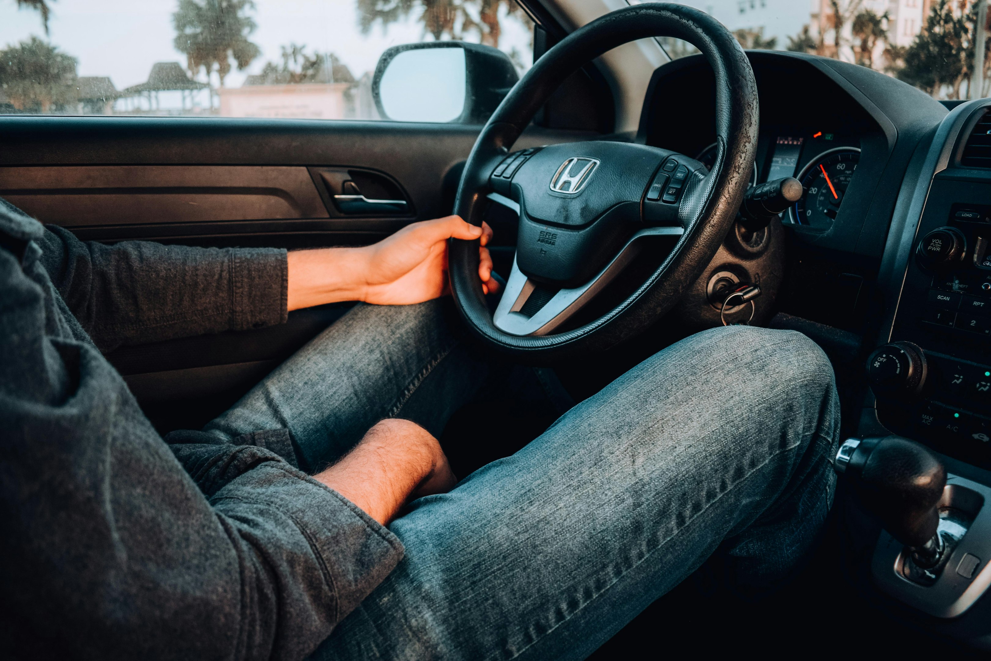 persona sosteniendo el volante de un coche Honda negro