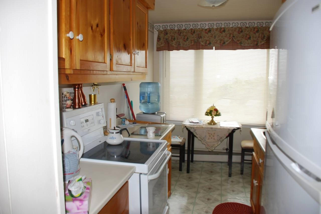 500 Douglas A17 Kitchen