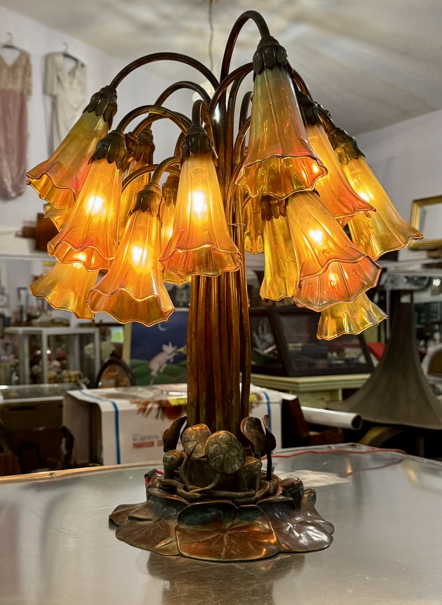 https://0201.nccdn.net/1_2/000/000/109/82e/tiffany-lamp.jpeg