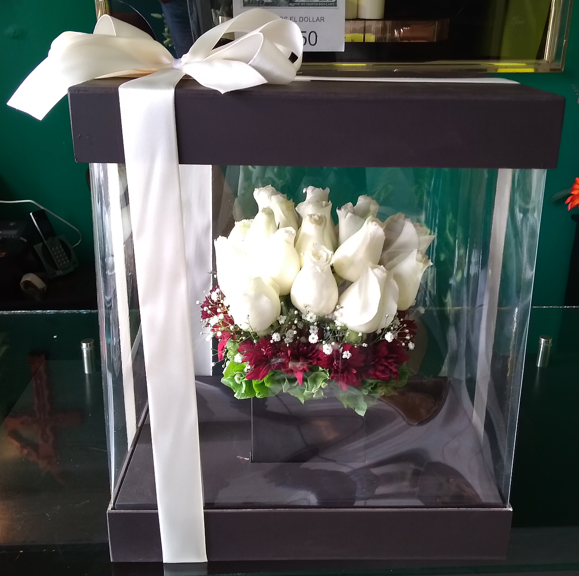 Caja especial de regalo con 24 rosas.
$1000