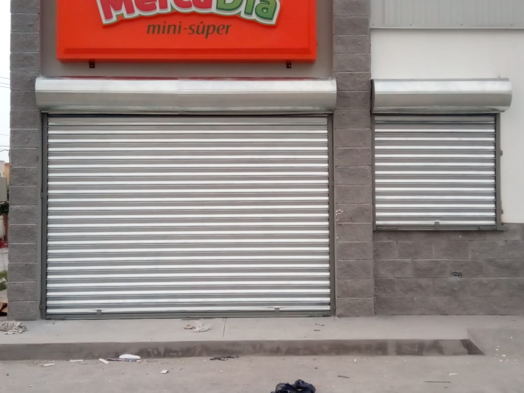 Cortina de acero fabricada en lamina europea galvanizada cal.24 con taparrollo