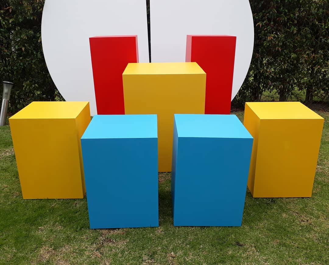 Mesas en Forma de Cubos
FORRADO EN TELA DEL COLOR
Principal 80CM Altura.
Mediana 1,02 M Altura .
Pequeña 58 CM Altura.es tamaños
Precio de Alquiler Unitario
$ 50.000