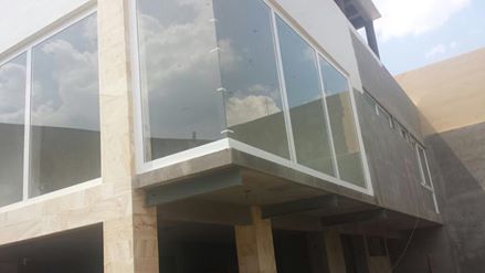 Ventana fija con vidrios a hueso, aluminio tono blanco.