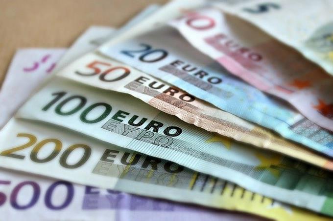 El euro cae tras pérdida de confianza empresarial 