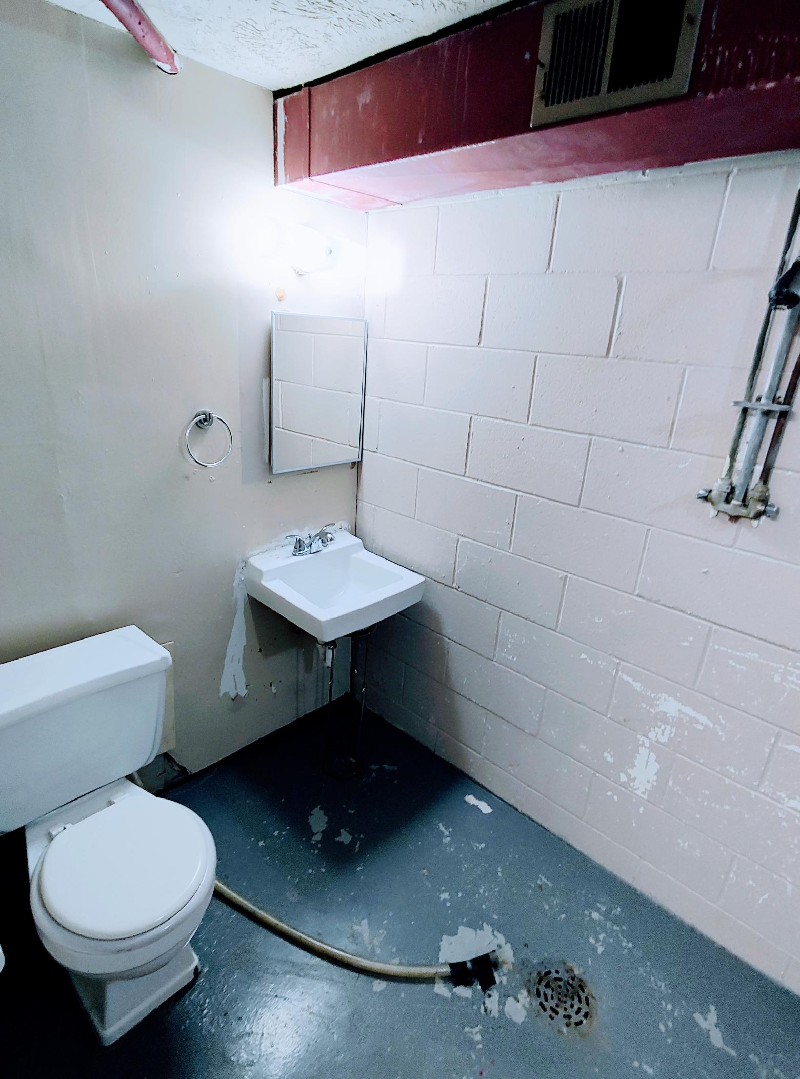 https://0201.nccdn.net/1_2/000/000/10b/f46/bathroom-2.jpg