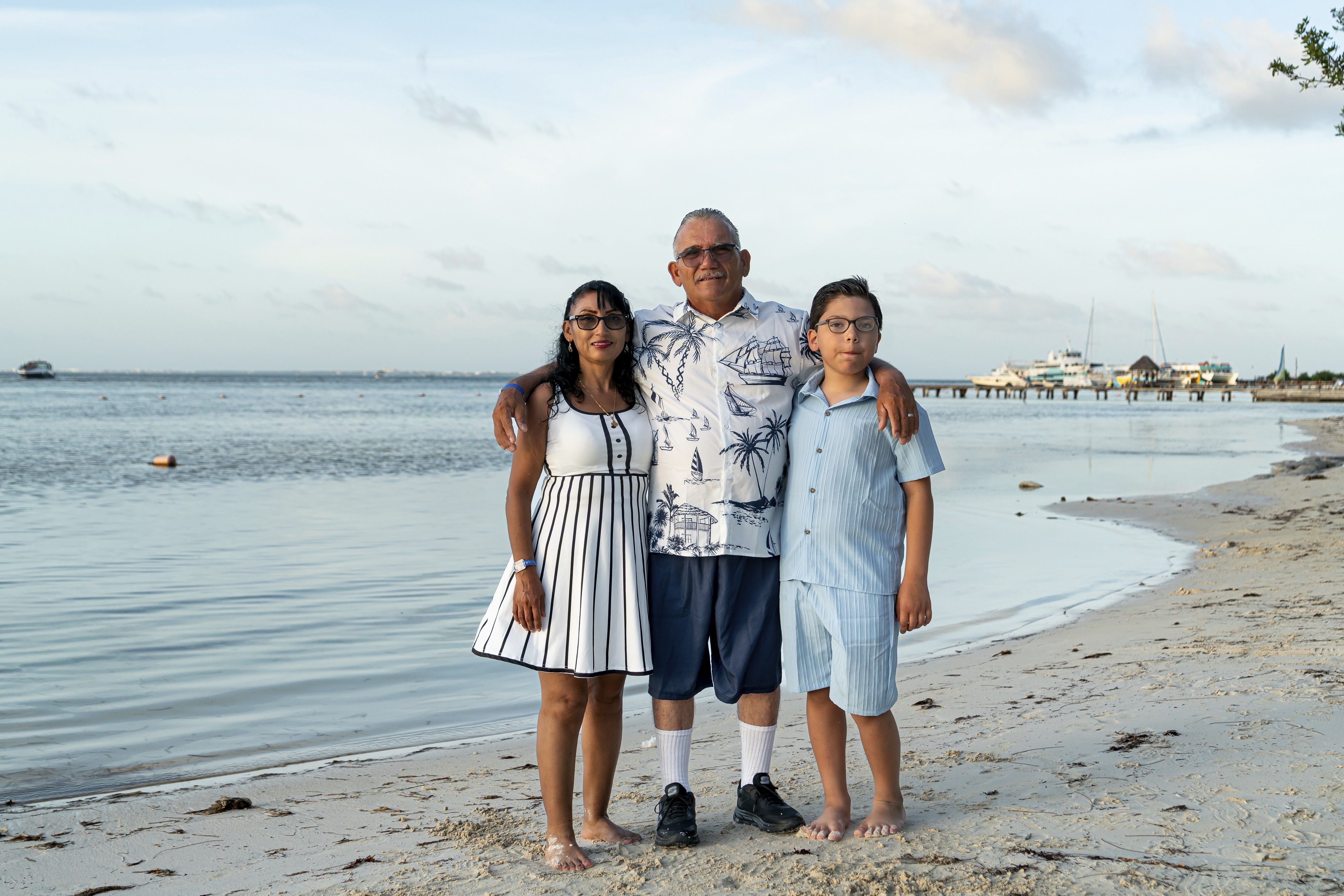 https://0201.nccdn.net/1_2/000/000/10c/0ed/luxartifices-riviera-maya-beach-family-photos0010.jpg