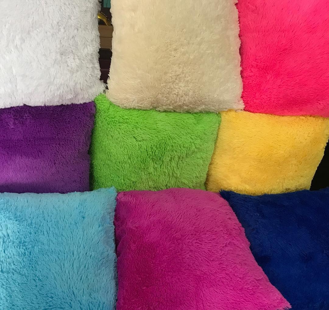 Cojines en tela felpudo
Colores variados
44cm x 44cm
Alquiler $ 5.000
Precio Unitario