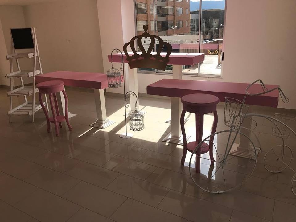 * Mesón 3 Niveles Rosado
$ 120.000.
Auxiliares Rosadas
37x37cm
80cm Alto
$ 50.000