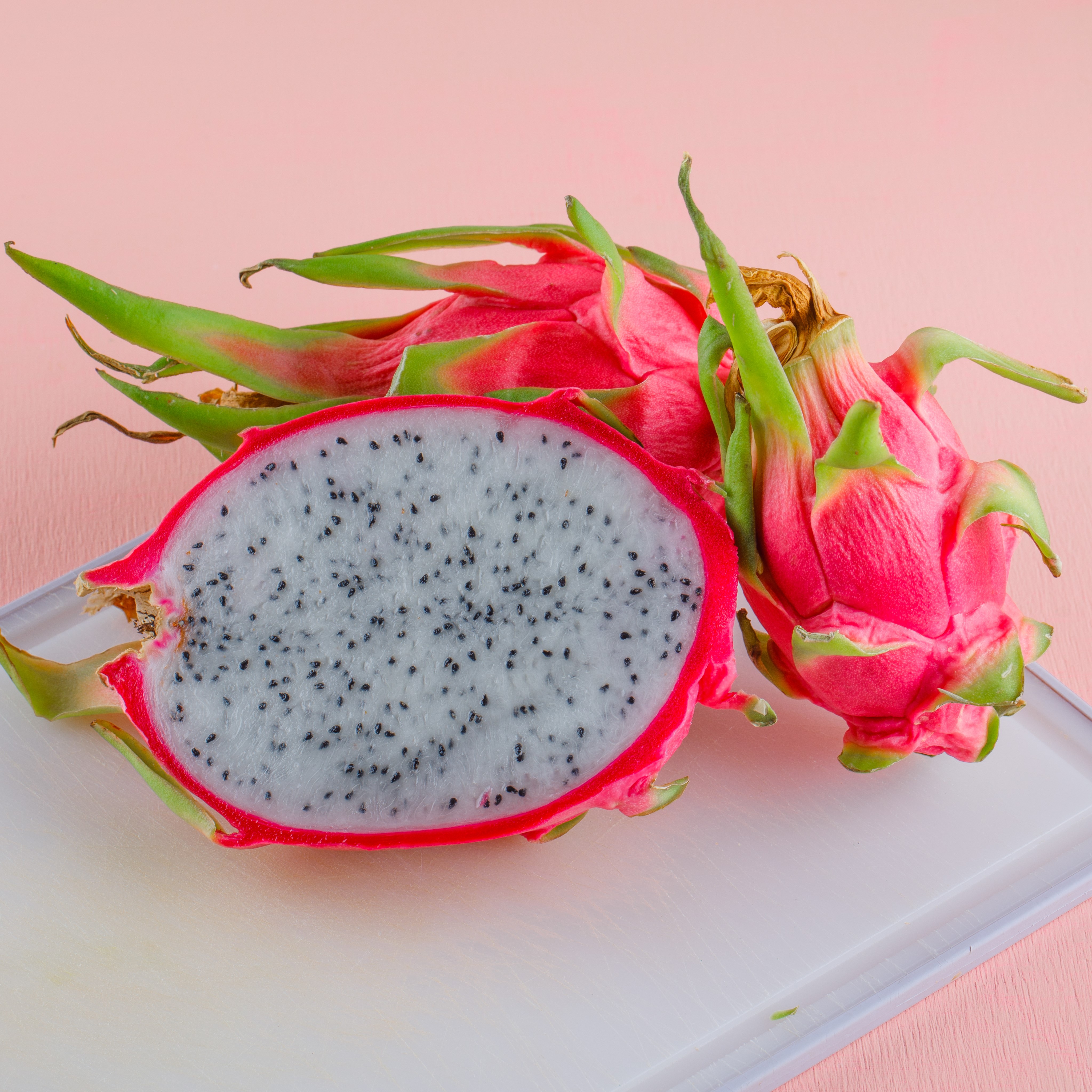 https://0201.nccdn.net/1_2/000/000/10d/ffd/dragon-fruit-pink-cutting-board-high-angle-view.jpg